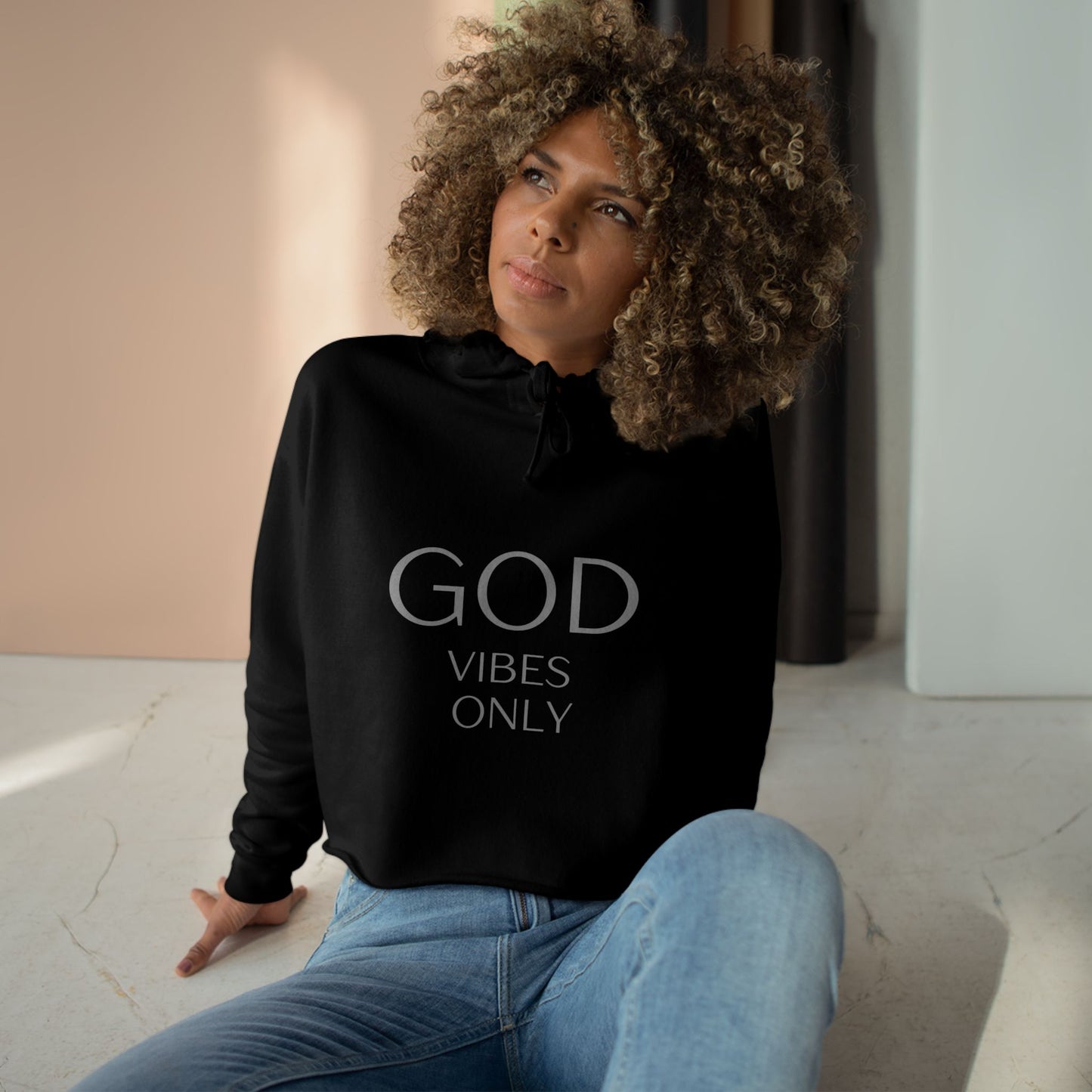 Sudadera corta God Vibes Only - Moda inspiradora para la energía positiva